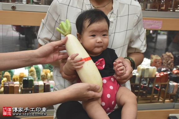 剃胎毛、滿月剃頭、嬰兒剃頭、嬰兒理髮、嬰兒剃髮、嬰兒剃胎毛、嬰兒滿月剃頭、寶寶剃頭、剃胎毛儀式、剃胎毛吉祥話、滿月剃頭儀式、滿月剃頭吉祥話、寶寶剃胎毛、寶寶滿月剃頭理髮、新北永和區剃胎毛、新北永和區滿月剃頭、新北永和區嬰兒剃頭剃胎毛、新北永和區嬰兒理髮、新北永和區嬰兒剃髮、郭寶寶(新北永和區嬰兒寶寶滿月剃頭理髮、免費嬰兒剃胎毛儀式吉祥話)。中國風會場，爸媽寶貝免費穿「日中韓」古裝禮服。專業拍照、DVD光碟、證書。★購買「臍帶章、肚臍章、胎毛筆刷印章」贈送：剃頭、收涎、抓周，三選一。2017.06.03 照片13