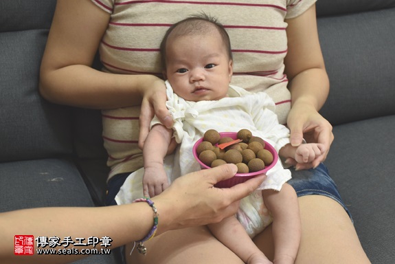 剃胎毛、滿月剃頭、嬰兒剃頭、嬰兒理髮、嬰兒剃髮、嬰兒剃胎毛、嬰兒滿月剃頭、寶寶剃頭、剃胎毛儀式、剃胎毛吉祥話、滿月剃頭儀式、滿月剃頭吉祥話、寶寶剃胎毛、寶寶滿月剃頭理髮、 新北新莊區剃胎毛、新北新莊區滿月剃頭、 新北新莊區嬰兒剃頭剃胎毛、新北新莊區嬰兒理髮、新北新莊區嬰兒剃髮、楊寶寶(新北新莊區到府嬰兒寶寶滿月剃頭理髮、免費到府嬰兒剃胎毛儀式吉祥話)。到府剃頭剃胎毛主持、專業拍照、DVD光碟、證書。★購買「臍帶章、肚臍章、胎毛筆刷印章」贈送：剃頭、收涎、抓周，三選一。2017.06.22  照片7