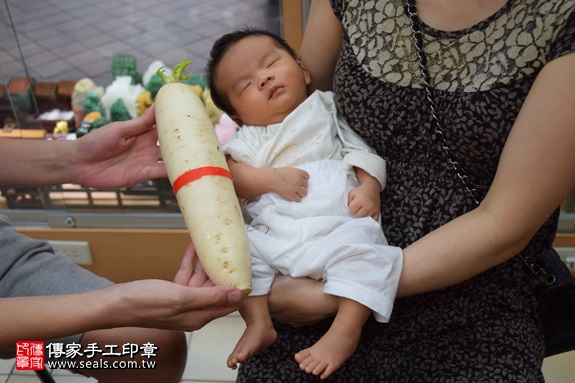 剃胎毛、滿月剃頭、嬰兒剃頭、嬰兒理髮、嬰兒剃髮、嬰兒剃胎毛、嬰兒滿月剃頭、寶寶剃頭、剃胎毛儀式、剃胎毛吉祥話、滿月剃頭儀式、滿月剃頭吉祥話、寶寶剃胎毛、寶寶滿月剃頭理髮、新北永和區剃胎毛、新北永和區滿月剃頭、新北永和區嬰兒剃頭剃胎毛、新北永和區嬰兒理髮、新北永和區嬰兒剃髮、吳寶寶(新北永和區嬰兒寶寶滿月剃頭理髮、免費嬰兒剃胎毛儀式吉祥話)。中國風會場，爸媽寶貝免費穿「日中韓」古裝禮服。專業拍照、DVD光碟、證書。★購買「臍帶章、肚臍章、胎毛筆刷印章」贈送：剃頭、收涎、抓周，三選一。2017.07.23 照片13