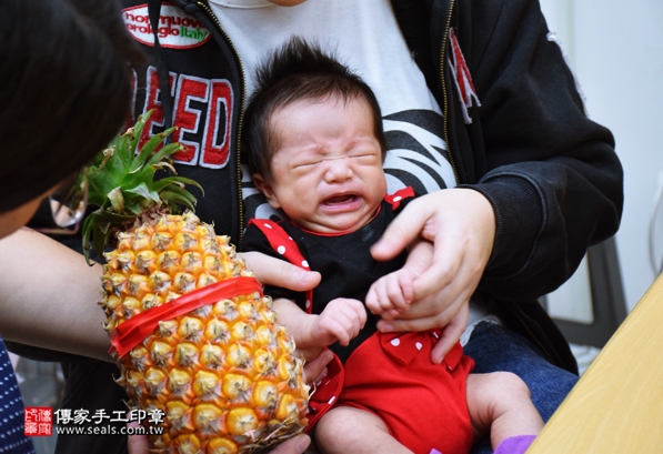 剃胎毛、滿月剃頭、嬰兒剃頭、嬰兒理髮、嬰兒剃髮、嬰兒剃胎毛、嬰兒滿月剃頭、寶寶剃頭、剃胎毛儀式、剃胎毛吉祥話、滿月剃頭儀式、滿月剃頭吉祥話、寶寶剃胎毛、寶寶滿月剃頭理髮、新竹香山區剃胎毛、新竹香山區滿月剃頭、新竹香山區嬰兒剃頭剃胎毛、新竹香山區嬰兒理髮、新竹香山區嬰兒剃髮、李寶寶(新竹香山區嬰兒寶寶滿月剃頭理髮、免費嬰兒剃胎毛儀式吉祥話)。中國風會場，爸媽寶貝免費穿「日中韓」古裝禮服。專業拍照、DVD光碟、證書。★購買「臍帶章、肚臍章、胎毛筆刷印章」贈送：剃頭、收涎、抓周，三選一。2016.05.16  照片13