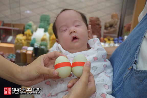 剃胎毛、滿月剃頭、嬰兒剃頭、嬰兒理髮、嬰兒剃髮、嬰兒剃胎毛、嬰兒滿月剃頭、寶寶剃頭、剃胎毛儀式、剃胎毛吉祥話、滿月剃頭儀式、滿月剃頭吉祥話、寶寶剃胎毛、寶寶滿月剃頭理髮、 新北市永和地區剃胎毛、新北市永和地區滿月剃頭、新北市永和地區嬰兒剃頭剃胎毛、新北市永和地區嬰兒理髮、新北市嬰兒剃髮、江寶寶(新北永和區)嬰兒寶寶滿月剃頭理髮、免費嬰兒剃胎毛儀式吉祥話)。中國風會場，爸媽寶貝免費穿「日中韓」古裝禮服。專業拍照、DVD光碟、證書。★購買「臍帶章、肚臍章、胎毛筆刷印章」贈送：剃頭、收涎、抓周，三選一。2017.09.04照片4