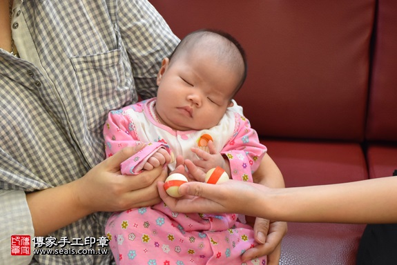 剃胎毛、滿月剃頭、嬰兒剃頭、嬰兒理髮、嬰兒剃髮、嬰兒剃胎毛、嬰兒滿月剃頭、寶寶剃頭、剃胎毛儀式、剃胎毛吉祥話、滿月剃頭儀式、滿月剃頭吉祥話、寶寶剃胎毛、寶寶滿月剃頭理髮、 桃園市桃園地區剃胎毛、桃園市桃園地區滿月剃頭、桃園市桃園地區嬰兒剃頭剃胎毛、桃園市桃園地區嬰兒理髮、桃園市嬰兒剃髮、梁寶寶(桃園桃園區到府嬰兒寶寶滿月剃頭理髮、免費到府嬰兒剃胎毛儀式吉祥話)。到府剃頭剃胎毛主持、專業拍照、DVD光碟、證書。★購買「臍帶章、肚臍章、胎毛筆刷印章」贈送：剃頭、收涎、抓周，三選一。2017.11.28照片5