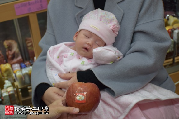 剃胎毛、滿月剃頭、嬰兒剃頭、嬰兒理髮、嬰兒剃髮、嬰兒剃胎毛、嬰兒滿月剃頭、寶寶剃頭、剃胎毛儀式、剃胎毛吉祥話、滿月剃頭儀式、滿月剃頭吉祥話、寶寶剃胎毛、寶寶滿月剃頭理髮、 新北市永和地區剃胎毛、新北市永和地區滿月剃頭、新北市永和地區嬰兒剃頭剃胎毛、新北市永和地區嬰兒理髮、新北市嬰兒剃髮、謝寶寶(新北永和區嬰兒寶寶滿月剃頭理髮、免費嬰兒剃胎毛儀式吉祥話)。中國風會場，爸媽寶貝免費穿「日中韓」古裝禮服。專業拍照、DVD光碟、證書。★購買「臍帶章、肚臍章、胎毛筆刷印章」贈送：剃頭、收涎、抓周，三選一。2017.12.19照片9