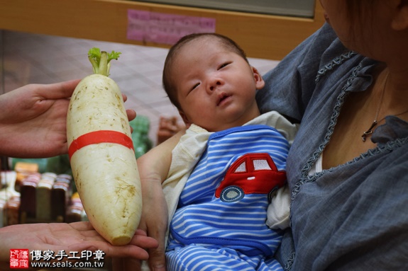 剃胎毛、滿月剃頭、嬰兒剃頭、嬰兒理髮、嬰兒剃髮、嬰兒剃胎毛、嬰兒滿月剃頭、寶寶剃頭、剃胎毛儀式、剃胎毛吉祥話、滿月剃頭儀式、滿月剃頭吉祥話、寶寶剃胎毛、寶寶滿月剃頭理髮、新北新莊區剃胎毛、新北新莊區滿月剃頭、新北新莊區嬰兒剃頭剃胎毛、新北新莊區嬰兒理髮、新北新莊區嬰兒剃髮、萬寶寶(新北新莊區嬰兒寶寶滿月剃頭理髮、免費嬰兒剃胎毛儀式吉祥話)。中國風會場，爸媽寶貝免費穿「日中韓」古裝禮服。專業拍照、DVD光碟、證書。★購買「臍帶章、肚臍章、胎毛筆刷印章」贈送：剃頭、收涎、抓周，三選一。2016.09.26 照片13