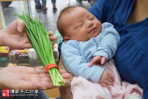 剃胎毛、滿月剃頭、嬰兒剃頭、嬰兒理髮、嬰兒剃髮、嬰兒剃胎毛、嬰兒滿月剃頭、寶寶剃頭、剃胎毛儀式、剃胎毛吉祥話、滿月剃頭儀式、滿月剃頭吉祥話、寶寶剃胎毛、寶寶滿月剃頭理髮、新北永和區剃胎毛、新北永和區滿月剃頭、新北永和區嬰兒剃頭剃胎毛、新北永和區嬰兒理髮、新北永和區嬰兒剃髮、何寶寶(新北永和區嬰兒寶寶滿月剃頭理髮、免費嬰兒剃胎毛儀式吉祥話)。中國風會場，爸媽寶貝免費穿「日中韓」古裝禮服。專業拍照、DVD光碟、證書。★購買「臍帶章、肚臍章、胎毛筆刷印章」贈送：剃頭、收涎、抓周，三選一。2016.11.20 照片10