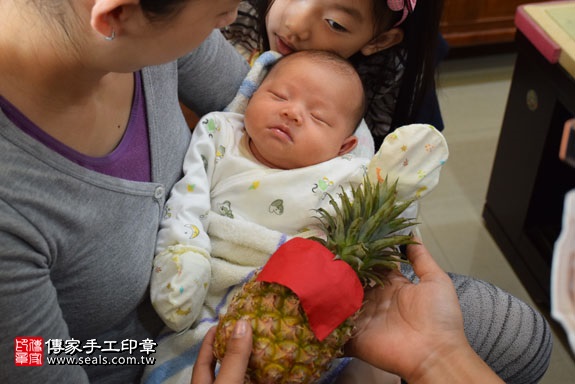 剃胎毛、滿月剃頭、嬰兒剃頭、嬰兒理髮、嬰兒剃髮、嬰兒剃胎毛、嬰兒滿月剃頭、寶寶剃頭、剃胎毛儀式、剃胎毛吉祥話、滿月剃頭儀式、滿月剃頭吉祥話、寶寶剃胎毛、寶寶滿月剃頭理髮、 台中大雅區剃胎毛、台中大雅區滿月剃頭、 台中大雅區嬰兒剃頭剃胎毛、台中大雅區嬰兒理髮、台中大雅區嬰兒剃髮、王寶寶(台中大雅區到府嬰兒寶寶滿月剃頭理髮、免費到府嬰兒剃胎毛儀式吉祥話)。到府剃頭剃胎毛主持、專業拍照、DVD光碟、證書。★購買「臍帶章、肚臍章、胎毛筆刷印章」贈送：剃頭、收涎、抓周，三選一。2017.01.06  照片12