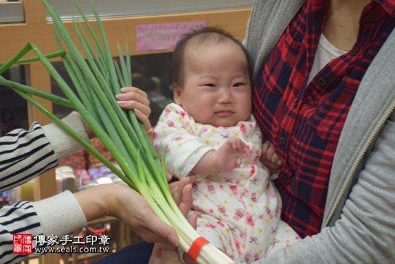 剃胎毛、滿月剃頭、嬰兒剃頭、嬰兒理髮、嬰兒剃髮、嬰兒剃胎毛、嬰兒滿月剃頭、寶寶剃頭、剃胎毛儀式、剃胎毛吉祥話、滿月剃頭儀式、滿月剃頭吉祥話、寶寶剃胎毛、寶寶滿月剃頭理髮、新北永和區剃胎毛、新北永和區滿月剃頭、新北永和區嬰兒剃頭剃胎毛、新北永和區嬰兒理髮、新北永和區嬰兒剃髮、廖寶寶(新北永和區嬰兒寶寶滿月剃頭理髮、免費嬰兒剃胎毛儀式吉祥話)。中國風會場，爸媽寶貝免費穿「日中韓」古裝禮服。專業拍照、DVD光碟、證書。★購買「臍帶章、肚臍章、胎毛筆刷印章」贈送：剃頭、收涎、抓周，三選一。2017.02.05 照片12