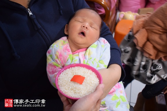 剃胎毛、滿月剃頭、嬰兒剃頭、嬰兒理髮、嬰兒剃髮、嬰兒剃胎毛、嬰兒滿月剃頭、寶寶剃頭、剃胎毛儀式、剃胎毛吉祥話、滿月剃頭儀式、滿月剃頭吉祥話、寶寶剃胎毛、寶寶滿月剃頭理髮、 新北板橋區剃胎毛、新北板橋區滿月剃頭、 新北板橋區嬰兒剃頭剃胎毛、新北板橋區嬰兒理髮、新北板橋區嬰兒剃髮、林寶寶(新北板橋區到府嬰兒寶寶滿月剃頭理髮、免費到府嬰兒剃胎毛儀式吉祥話)。到府剃頭剃胎毛主持、專業拍照、DVD光碟、證書。★購買「臍帶章、肚臍章、胎毛筆刷印章」贈送：剃頭、收涎、抓周，三選一。2017.03.22  照片5