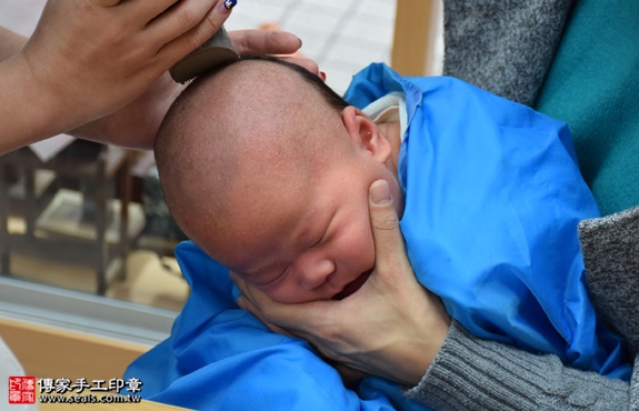 剃胎毛、滿月剃頭、嬰兒剃頭、嬰兒理髮、嬰兒剃髮、嬰兒剃胎毛、嬰兒滿月剃頭、寶寶剃頭、剃胎毛儀式、剃胎毛吉祥話、滿月剃頭儀式、滿月剃頭吉祥話、寶寶剃胎毛、寶寶滿月剃頭理髮、新竹香山區剃胎毛、新竹香山區滿月剃頭、新竹香山區嬰兒剃頭剃胎毛、新竹香山區嬰兒理髮、新竹香山區嬰兒剃髮、羅寶寶(新竹香山區嬰兒寶寶滿月剃頭理髮、免費嬰兒剃胎毛儀式吉祥話)。中國風會場，爸媽寶貝免費穿「日中韓」古裝禮服。專業拍照、DVD光碟、證書。★購買「臍帶章、肚臍章、胎毛筆刷印章」贈送：剃頭、收涎、抓周，三選一。2017.02.27 照片16