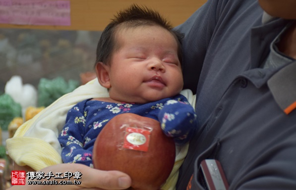 剃胎毛、滿月剃頭、嬰兒剃頭、嬰兒理髮、嬰兒剃髮、嬰兒剃胎毛、嬰兒滿月剃頭、寶寶剃頭、剃胎毛儀式、剃胎毛吉祥話、滿月剃頭儀式、滿月剃頭吉祥話、寶寶剃胎毛、寶寶滿月剃頭理髮、新北永和區剃胎毛、新北永和區滿月剃頭、新北永和區嬰兒剃頭剃胎毛、新北永和區嬰兒理髮、新北永和區嬰兒剃髮、王寶寶(新北永和區嬰兒寶寶滿月剃頭理髮、免費嬰兒剃胎毛儀式吉祥話)。中國風會場，爸媽寶貝免費穿「日中韓」古裝禮服。專業拍照、DVD光碟、證書。★購買「臍帶章、肚臍章、胎毛筆刷印章」贈送：剃頭、收涎、抓周，三選一。2017.04.24 照片8