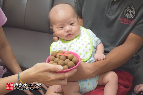 剃胎毛、滿月剃頭、嬰兒剃頭、嬰兒理髮、嬰兒剃髮、嬰兒剃胎毛、嬰兒滿月剃頭、寶寶剃頭、剃胎毛儀式、剃胎毛吉祥話、滿月剃頭儀式、滿月剃頭吉祥話、寶寶剃胎毛、寶寶滿月剃頭理髮、 桃園八德區剃胎毛、桃園八德區滿月剃頭、 桃園八德區嬰兒剃頭剃胎毛、桃園八德區嬰兒理髮、桃園八德區嬰兒剃髮、黃寶寶(桃園八德區到府嬰兒寶寶滿月剃頭理髮、免費到府嬰兒剃胎毛儀式吉祥話)。到府剃頭剃胎毛主持、專業拍照、DVD光碟、證書。★購買「臍帶章、肚臍章、胎毛筆刷印章」贈送：剃頭、收涎、抓周，三選一。2017.06.14  照片7