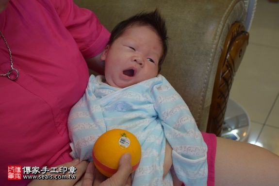 剃胎毛、滿月剃頭、嬰兒剃頭、嬰兒理髮、嬰兒剃髮、嬰兒剃胎毛、嬰兒滿月剃頭、寶寶剃頭、剃胎毛儀式、剃胎毛吉祥話、滿月剃頭儀式、滿月剃頭吉祥話、寶寶剃胎毛、寶寶滿月剃頭理髮、 新北淡水區剃胎毛、新北淡水區滿月剃頭、 新北淡水區嬰兒剃頭剃胎毛、新北淡水區嬰兒理髮、新北淡水區嬰兒剃髮、黃寶寶(新北淡水區到府嬰兒寶寶滿月剃頭理髮、免費到府嬰兒剃胎毛儀式吉祥話)。到府剃頭剃胎毛主持、專業拍照、DVD光碟、證書。★購買「臍帶章、肚臍章、胎毛筆刷印章」贈送：剃頭、收涎、抓周，三選一。2017.06.07  照片8
