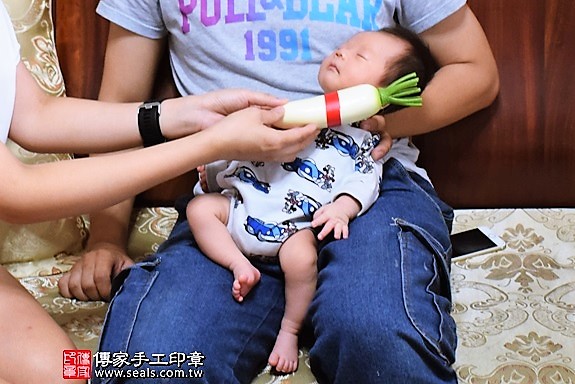 剃胎毛、滿月剃頭、嬰兒剃頭、嬰兒理髮、嬰兒剃髮、嬰兒剃胎毛、嬰兒滿月剃頭、寶寶剃頭、剃胎毛儀式、剃胎毛吉祥話、滿月剃頭儀式、滿月剃頭吉祥話、寶寶剃胎毛、寶寶滿月剃頭理髮、 高雄市仁武地區剃胎毛、高雄市仁武地區滿月剃頭、高雄市仁武地區嬰兒剃頭剃胎毛、高雄市仁武地區嬰兒理髮、高雄市嬰兒剃髮、柯寶寶(高雄仁武區府嬰兒寶寶滿月剃頭理髮、免費到府嬰兒剃胎毛儀式吉祥話)。到府剃頭剃胎毛主持、專業拍照、DVD光碟、證書。★購買「臍帶章、肚臍章、胎毛筆刷印章」贈送：剃頭、收涎、抓周，三選一。2017.09.19照片12