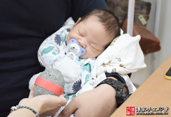 剃胎毛、滿月剃頭、嬰兒剃頭、嬰兒理髮、嬰兒剃髮、嬰兒剃胎毛、嬰兒滿月剃頭、寶寶剃頭、剃胎毛儀式、剃胎毛吉祥話、滿月剃頭儀式、滿月剃頭吉祥話、寶寶剃胎毛、寶寶滿月剃頭理髮、新北永和區剃胎毛、新北永和區滿月剃頭、新北永和區嬰兒剃頭剃胎毛、新北永和區嬰兒理髮、新北永和區嬰兒剃髮、鄭寶寶(新北永和區嬰兒寶寶滿月剃頭理髮、免費嬰兒剃胎毛儀式吉祥話)。中國風會場，爸媽寶貝免費穿「日中韓」古裝禮服。專業拍照、DVD光碟、證書。★購買「臍帶章、肚臍章、胎毛筆刷印章」贈送：剃頭、收涎、抓周，三選一。2016.04.08  照片5