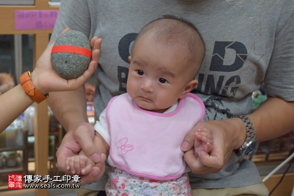 剃胎毛、滿月剃頭、嬰兒剃頭、嬰兒理髮、嬰兒剃髮、嬰兒剃胎毛、嬰兒滿月剃頭、寶寶剃頭、剃胎毛儀式、剃胎毛吉祥話、滿月剃頭儀式、滿月剃頭吉祥話、寶寶剃胎毛、寶寶滿月剃頭理髮、 新北市永和地區剃胎毛、新北市永和地區滿月剃頭、新北市永和地區嬰兒剃頭剃胎毛、新北市永和地區嬰兒理髮、新北市嬰兒剃髮、劉寶寶(新北永和區嬰兒寶寶滿月剃頭理髮、免費嬰兒剃胎毛儀式吉祥話)。中國風會場，爸媽寶貝免費穿「日中韓」古裝禮服。專業拍照、DVD光碟、證書。★購買「臍帶章、肚臍章、胎毛筆刷印章」贈送：剃頭、收涎、抓周，三選一。2017.09.23照片5