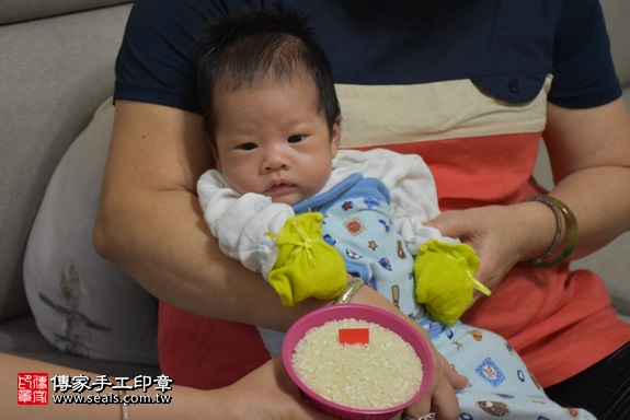 剃胎毛、滿月剃頭、嬰兒剃頭、嬰兒理髮、嬰兒剃髮、嬰兒剃胎毛、嬰兒滿月剃頭、寶寶剃頭、剃胎毛儀式、剃胎毛吉祥話、滿月剃頭儀式、滿月剃頭吉祥話、寶寶剃胎毛、寶寶滿月剃頭理髮、 新北市板橋地區剃胎毛、新北市板橋地區滿月剃頭、新北市板橋地區嬰兒剃頭剃胎毛、新北市板橋地區嬰兒理髮、新北市嬰兒剃髮、黃寶寶(新北板橋區到府嬰兒寶寶滿月剃頭理髮、免費到府嬰兒剃胎毛儀式吉祥話)。到府剃頭剃胎毛主持、專業拍照、DVD光碟、證書。★購買「臍帶章、肚臍章、胎毛筆刷印章」贈送：剃頭、收涎、抓周，三選一。2017.10.19照片6