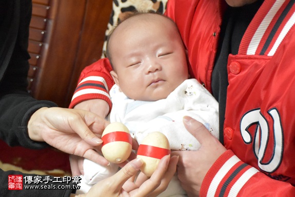 剃胎毛、滿月剃頭、嬰兒剃頭、嬰兒理髮、嬰兒剃髮、嬰兒剃胎毛、嬰兒滿月剃頭、寶寶剃頭、剃胎毛儀式、剃胎毛吉祥話、滿月剃頭儀式、滿月剃頭吉祥話、寶寶剃胎毛、寶寶滿月剃頭理髮、 新竹縣竹東地區剃胎毛、新竹縣竹東地區滿月剃頭、新竹縣竹東地區嬰兒剃頭剃胎毛、新竹縣竹東地區嬰兒理髮、新竹市嬰兒剃髮、曾寶寶(新竹竹東市到府嬰兒寶寶滿月剃頭理髮、免費到府嬰兒剃胎毛儀式吉祥話)。到府剃頭剃胎毛主持、專業拍照、DVD光碟、證書。★購買「臍帶章、肚臍章、胎毛筆刷印章」贈送：剃頭、收涎、抓周，三選一。2017.11.19照片4