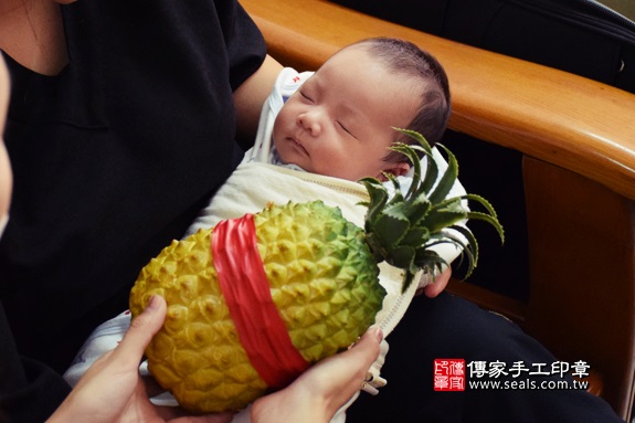 剃胎毛、滿月剃頭、嬰兒剃頭、嬰兒理髮、嬰兒剃髮、嬰兒剃胎毛、嬰兒滿月剃頭、寶寶剃頭、剃胎毛儀式、剃胎毛吉祥話、滿月剃頭儀式、滿月剃頭吉祥話、寶寶剃胎毛、寶寶滿月剃頭理髮、 彰化縣溪湖地區剃胎毛、彰化縣溪湖地區滿月剃頭、彰化縣溪湖地區嬰兒剃頭剃胎毛、彰化縣溪湖地區嬰兒理髮、彰化縣嬰兒剃髮、周寶寶(彰化溪湖鎮到府嬰兒寶寶滿月剃頭理髮、免費到府嬰兒剃胎毛儀式吉祥話)。到府剃頭剃胎毛主持、專業拍照、DVD光碟、證書。★購買「臍帶章、肚臍章、胎毛筆刷印章」贈送：剃頭、收涎、抓周，三選一。2017.11.18照片11