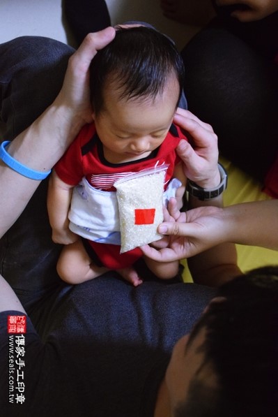 剃胎毛、滿月剃頭、嬰兒剃頭、嬰兒理髮、嬰兒剃髮、嬰兒剃胎毛、嬰兒滿月剃頭、寶寶剃頭、剃胎毛儀式、剃胎毛吉祥話、滿月剃頭儀式、滿月剃頭吉祥話、寶寶剃胎毛、寶寶滿月剃頭理髮、 台中北區剃胎毛、台中北區滿月剃頭、 台中北區嬰兒剃頭剃胎毛、台中北區嬰兒理髮、台中北區嬰兒剃髮、張寶寶(台中北區到府嬰兒寶寶滿月剃頭理髮、免費到府嬰兒剃胎毛儀式吉祥話)。到府剃頭剃胎毛主持、專業拍照、DVD光碟、證書。★購買「臍帶章、肚臍章、胎毛筆刷印章」贈送：剃頭、收涎、抓周，三選一。2016.04.07  照片5