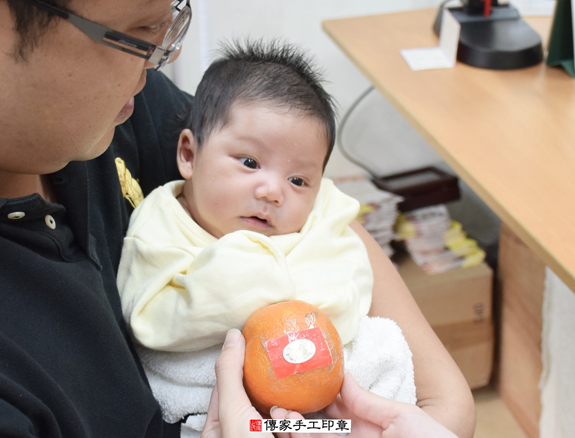 柳寶寶(新北永和區嬰兒寶寶滿月剃頭理髮、免費嬰兒剃胎毛儀式吉祥話)。中國風會場，爸媽寶貝免費穿「日中韓」古裝禮服。專業拍照、DVD光碟、證書。★購買「臍帶章、肚臍章、胎毛筆刷印章」贈送：剃頭、收涎、抓周，三選一。 2015.11.29 照片8