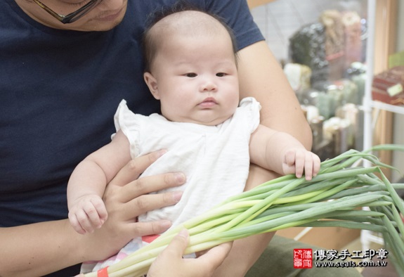 剃胎毛、滿月剃頭、嬰兒剃頭、嬰兒理髮、嬰兒剃髮、嬰兒剃胎毛、嬰兒滿月剃頭、寶寶剃頭、剃胎毛儀式、剃胎毛吉祥話、滿月剃頭儀式、滿月剃頭吉祥話、寶寶剃胎毛、寶寶滿月剃頭理髮、新北永和區剃胎毛、新北永和區滿月剃頭、新北永和區嬰兒剃頭剃胎毛、新北永和區嬰兒理髮、新北永和區嬰兒剃髮、潘寶寶(新北永和區嬰兒寶寶滿月剃頭理髮、免費嬰兒剃胎毛儀式吉祥話)。中國風會場，爸媽寶貝免費穿「日中韓」古裝禮服。專業拍照、DVD光碟、證書。★購買「臍帶章、肚臍章、胎毛筆刷印章」贈送：剃頭、收涎、抓周，三選一。2016.08.20  照片11