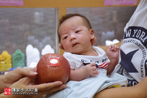 剃胎毛、滿月剃頭、嬰兒剃頭、嬰兒理髮、嬰兒剃髮、嬰兒剃胎毛、嬰兒滿月剃頭、寶寶剃頭、剃胎毛儀式、剃胎毛吉祥話、滿月剃頭儀式、滿月剃頭吉祥話、寶寶剃胎毛、寶寶滿月剃頭理髮、新北永和區剃胎毛、新北永和區滿月剃頭、新北永和區嬰兒剃頭剃胎毛、新北永和區嬰兒理髮、新北永和區嬰兒剃髮、李寶寶(新北永和區嬰兒寶寶滿月剃頭理髮、免費嬰兒剃胎毛儀式吉祥話)。中國風會場，爸媽寶貝免費穿「日中韓」古裝禮服。專業拍照、DVD光碟、證書。★購買「臍帶章、肚臍章、胎毛筆刷印章」贈送：剃頭、收涎、抓周，三選一。2016.08.17  照片7