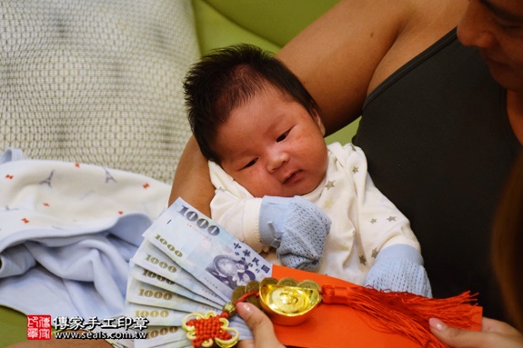 剃胎毛、滿月剃頭、嬰兒剃頭、嬰兒理髮、嬰兒剃髮、嬰兒剃胎毛、嬰兒滿月剃頭、寶寶剃頭、剃胎毛儀式、剃胎毛吉祥話、滿月剃頭儀式、滿月剃頭吉祥話、寶寶剃胎毛、寶寶滿月剃頭理髮、 台中西屯區剃胎毛、台中西屯區滿月剃頭、 台中西屯區嬰兒剃頭剃胎毛、台中西屯區嬰兒理髮、台中西屯區嬰兒剃髮、劉寶寶(台中西屯區到府嬰兒寶寶滿月剃頭理髮、免費到府嬰兒剃胎毛儀式吉祥話)。到府剃頭剃胎毛主持、專業拍照、DVD光碟、證書。★購買「臍帶章、肚臍章、胎毛筆刷印章」贈送：剃頭、收涎、抓周，三選一。2016.07.20  照片12
