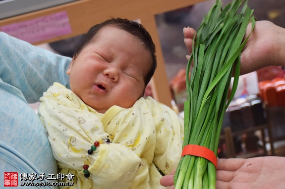 剃胎毛、滿月剃頭、嬰兒剃頭、嬰兒理髮、嬰兒剃髮、嬰兒剃胎毛、嬰兒滿月剃頭、寶寶剃頭、剃胎毛儀式、剃胎毛吉祥話、滿月剃頭儀式、滿月剃頭吉祥話、寶寶剃胎毛、寶寶滿月剃頭理髮、新北永和區剃胎毛、新北永和區滿月剃頭、新北永和區嬰兒剃頭剃胎毛、新北永和區嬰兒理髮、新北永和區嬰兒剃髮、盧寶寶(新北永和區嬰兒寶寶滿月剃頭理髮、免費嬰兒剃胎毛儀式吉祥話)。中國風會場，爸媽寶貝免費穿「日中韓」古裝禮服。專業拍照、DVD光碟、證書。★購買「臍帶章、肚臍章、胎毛筆刷印章」贈送：剃頭、收涎、抓周，三選一。2016.11.26 照片10