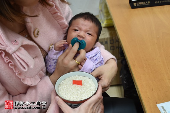 剃胎毛、滿月剃頭、嬰兒剃頭、嬰兒理髮、嬰兒剃髮、嬰兒剃胎毛、嬰兒滿月剃頭、寶寶剃頭、剃胎毛儀式、剃胎毛吉祥話、滿月剃頭儀式、滿月剃頭吉祥話、寶寶剃胎毛、寶寶滿月剃頭理髮、新北永和區剃胎毛、新北永和區滿月剃頭、新北永和區嬰兒剃頭剃胎毛、新北永和區嬰兒理髮、新北永和區嬰兒剃髮、陳寶寶(新北永和區嬰兒寶寶滿月剃頭理髮、免費嬰兒剃胎毛儀式吉祥話)。中國風會場，爸媽寶貝免費穿「日中韓」古裝禮服。專業拍照、DVD光碟、證書。★購買「臍帶章、肚臍章、胎毛筆刷印章」贈送：剃頭、收涎、抓周，三選一。2017.04.27 照片6