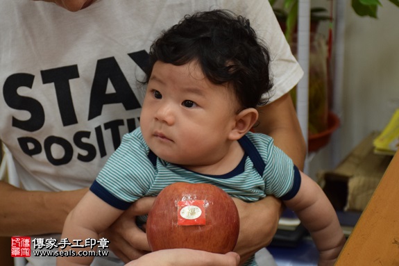 剃胎毛、滿月剃頭、嬰兒剃頭、嬰兒理髮、嬰兒剃髮、嬰兒剃胎毛、嬰兒滿月剃頭、寶寶剃頭、剃胎毛儀式、剃胎毛吉祥話、滿月剃頭儀式、滿月剃頭吉祥話、寶寶剃胎毛、寶寶滿月剃頭理髮、新北永和區剃胎毛、新北永和區滿月剃頭、新北永和區嬰兒剃頭剃胎毛、新北永和區嬰兒理髮、新北永和區嬰兒剃髮、范寶寶(新北永和區嬰兒寶寶滿月剃頭理髮、免費嬰兒剃胎毛儀式吉祥話)。中國風會場，爸媽寶貝免費穿「日中韓」古裝禮服。專業拍照、DVD光碟、證書。★購買「臍帶章、肚臍章、胎毛筆刷印章」贈送：剃頭、收涎、抓周，三選一。2017.06.09 照片9