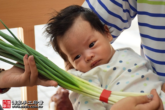 剃胎毛、滿月剃頭、嬰兒剃頭、嬰兒理髮、嬰兒剃髮、嬰兒剃胎毛、嬰兒滿月剃頭、寶寶剃頭、剃胎毛儀式、剃胎毛吉祥話、滿月剃頭儀式、滿月剃頭吉祥話、寶寶剃胎毛、寶寶滿月剃頭理髮、 新竹市香山地區剃胎毛、新竹市香山地區滿月剃頭、新竹市香山地區嬰兒剃頭剃胎毛、新竹市香山地區嬰兒理髮、新竹市嬰兒剃髮、 許寶寶(新竹香山區嬰兒寶寶滿月剃頭理髮、免費嬰兒剃胎毛儀式吉祥話)。中國風會場，爸媽寶貝免費穿「日中韓」古裝禮服。專業拍照、DVD光碟、證書。★購買「臍帶章、肚臍章、胎毛筆刷印章」贈送：剃頭、收涎、抓周，三選一。2017.08.11照片10