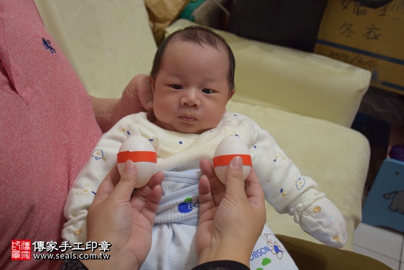 剃胎毛、滿月剃頭、嬰兒剃頭、嬰兒理髮、嬰兒剃髮、嬰兒剃胎毛、嬰兒滿月剃頭、寶寶剃頭、剃胎毛儀式、剃胎毛吉祥話、滿月剃頭儀式、滿月剃頭吉祥話、寶寶剃胎毛、寶寶滿月剃頭理髮、 台北市內湖地區剃胎毛、台北市內湖地區滿月剃頭、台北市內湖地區嬰兒剃頭剃胎毛、台北市內湖地區嬰兒理髮台北市嬰兒剃髮、張寶寶(台北內湖區到府嬰兒寶寶滿月剃頭理髮、免費到府嬰兒剃胎毛儀式吉祥話)。到府剃頭剃胎毛主持、專業拍照、DVD光碟、證書。★購買「臍帶章、肚臍章、胎毛筆刷印章」贈送：剃頭、收涎、抓周，三選一。2017.12.20照片3