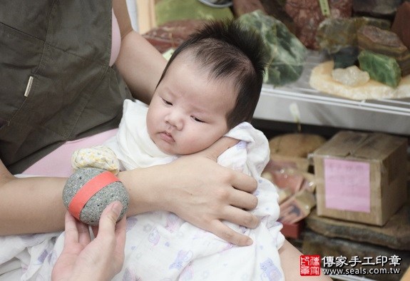 剃胎毛、滿月剃頭、嬰兒剃頭、嬰兒理髮、嬰兒剃髮、嬰兒剃胎毛、嬰兒滿月剃頭、寶寶剃頭、剃胎毛儀式、剃胎毛吉祥話、滿月剃頭儀式、滿月剃頭吉祥話、寶寶剃胎毛、寶寶滿月剃頭理髮、新北永和區剃胎毛、新北永和區滿月剃頭、新北永和區嬰兒剃頭剃胎毛、新北永和區嬰兒理髮、新北永和區嬰兒剃髮、李寶寶(新北永和區嬰兒寶寶滿月剃頭理髮、免費嬰兒剃胎毛儀式吉祥話)。中國風會場，爸媽寶貝免費穿「日中韓」古裝禮服。專業拍照、DVD光碟、證書。★購買「臍帶章、肚臍章、胎毛筆刷印章」贈送：剃頭、收涎、抓周，三選一。2016.05.16  照片5