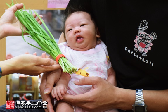 剃胎毛、滿月剃頭、嬰兒剃頭、嬰兒理髮、嬰兒剃髮、嬰兒剃胎毛、嬰兒滿月剃頭、寶寶剃頭、剃胎毛儀式、剃胎毛吉祥話、滿月剃頭儀式、滿月剃頭吉祥話、寶寶剃胎毛、寶寶滿月剃頭理髮、新北永和區剃胎毛、新北永和區滿月剃頭、新北永和區嬰兒剃頭剃胎毛、新北永和區嬰兒理髮、新北永和區嬰兒剃髮、周寶寶(新北永和區嬰兒寶寶滿月剃頭理髮、免費嬰兒剃胎毛儀式吉祥話)。中國風會場，爸媽寶貝免費穿「日中韓」古裝禮服。專業拍照、DVD光碟、證書。★購買「臍帶章、肚臍章、胎毛筆刷印章」贈送：剃頭、收涎、抓周，三選一。2016.07.23  照片10