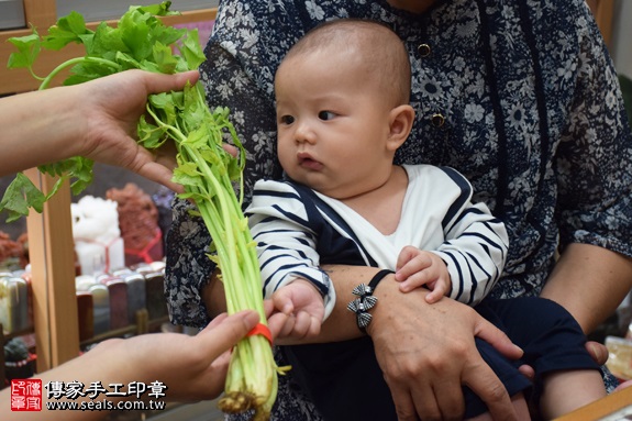 剃胎毛、滿月剃頭、嬰兒剃頭、嬰兒理髮、嬰兒剃髮、嬰兒剃胎毛、嬰兒滿月剃頭、寶寶剃頭、剃胎毛儀式、剃胎毛吉祥話、滿月剃頭儀式、滿月剃頭吉祥話、寶寶剃胎毛、寶寶滿月剃頭理髮、新北永和區剃胎毛、新北永和區滿月剃頭、新北永和區嬰兒剃頭剃胎毛、新北永和區嬰兒理髮、新北永和區嬰兒剃髮、謝寶寶(新北永和區嬰兒寶寶滿月剃頭理髮、免費嬰兒剃胎毛儀式吉祥話)。中國風會場，爸媽寶貝免費穿「日中韓」古裝禮服。專業拍照、DVD光碟、證書。★購買「臍帶章、肚臍章、胎毛筆刷印章」贈送：剃頭、收涎、抓周，三選一。2016.11.12 照片11