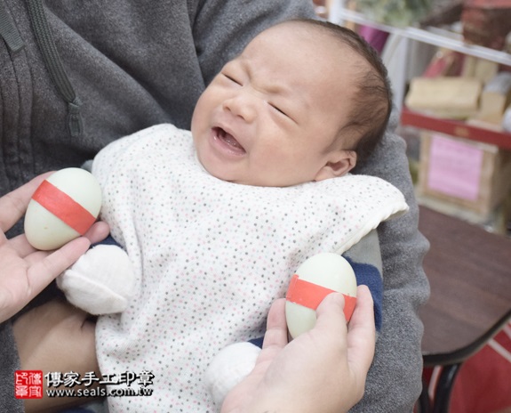 剃胎毛、滿月剃頭、嬰兒剃頭、嬰兒理髮、嬰兒剃髮、嬰兒剃胎毛、嬰兒滿月剃頭、寶寶剃頭、剃胎毛儀式、剃胎毛吉祥話、滿月剃頭儀式、滿月剃頭吉祥話、寶寶剃胎毛、寶寶滿月剃頭理髮、新北永和區剃胎毛、新北永和區滿月剃頭、新北永和區嬰兒剃頭剃胎毛、新北永和區嬰兒理髮、新北永和區嬰兒剃髮、簡寶寶(新北永和區嬰兒寶寶滿月剃頭理髮、免費嬰兒剃胎毛儀式吉祥話)。中國風會場，爸媽寶貝免費穿「日中韓」古裝禮服。專業拍照、DVD光碟、證書。★購買「臍帶章、肚臍章、胎毛筆刷印章」贈送：剃頭、收涎、抓周，三選一。2016.01.23 照片4