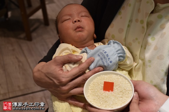 剃胎毛、滿月剃頭、嬰兒剃頭、嬰兒理髮、嬰兒剃髮、嬰兒剃胎毛、嬰兒滿月剃頭、寶寶剃頭、剃胎毛儀式、剃胎毛吉祥話、滿月剃頭儀式、滿月剃頭吉祥話、寶寶剃胎毛、寶寶滿月剃頭理髮、 新北林口區剃胎毛、新北林口區滿月剃頭、 新北林口區嬰兒剃頭剃胎毛、新北林口區嬰兒理髮、新北林口區嬰兒剃髮、LEO寶寶(新北林口區到府嬰兒寶寶滿月剃頭理髮、免費到府嬰兒剃胎毛儀式吉祥話)。到府剃頭剃胎毛主持、專業拍照、DVD光碟、證書。★購買「臍帶章、肚臍章、胎毛筆刷印章」贈送：剃頭、收涎、抓周，三選一。2017.01.15  照片6