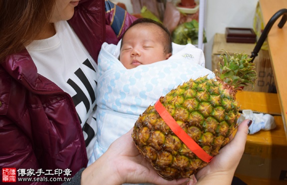 剃胎毛、滿月剃頭、嬰兒剃頭、嬰兒理髮、嬰兒剃髮、嬰兒剃胎毛、嬰兒滿月剃頭、寶寶剃頭、剃胎毛儀式、剃胎毛吉祥話、滿月剃頭儀式、滿月剃頭吉祥話、寶寶剃胎毛、寶寶滿月剃頭理髮、新北永和區剃胎毛、新北永和區滿月剃頭、新北永和區嬰兒剃頭剃胎毛、新北永和區嬰兒理髮、新北永和區嬰兒剃髮、劉寶寶(新北永和區嬰兒寶寶滿月剃頭理髮、免費嬰兒剃胎毛儀式吉祥話)。中國風會場，爸媽寶貝免費穿「日中韓」古裝禮服。專業拍照、DVD光碟、證書。★購買「臍帶章、肚臍章、胎毛筆刷印章」贈送：剃頭、收涎、抓周，三選一。2017.02.02 照片15