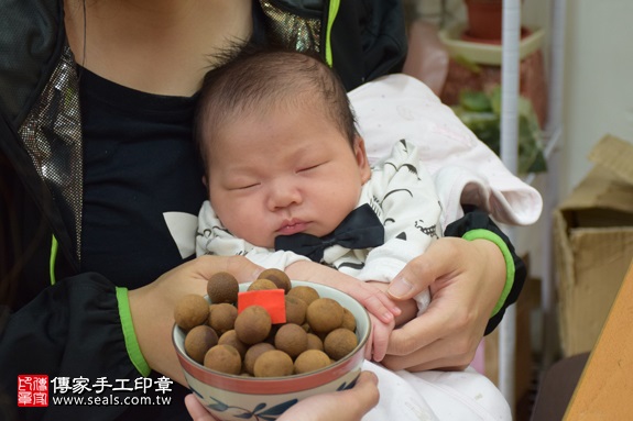 剃胎毛、滿月剃頭、嬰兒剃頭、嬰兒理髮、嬰兒剃髮、嬰兒剃胎毛、嬰兒滿月剃頭、寶寶剃頭、剃胎毛儀式、剃胎毛吉祥話、滿月剃頭儀式、滿月剃頭吉祥話、寶寶剃胎毛、寶寶滿月剃頭理髮、新北永和區剃胎毛、新北永和區滿月剃頭、新北永和區嬰兒剃頭剃胎毛、新北永和區嬰兒理髮、新北永和區嬰兒剃髮、王寶寶(新北永和區嬰兒寶寶滿月剃頭理髮、免費嬰兒剃胎毛儀式吉祥話)。中國風會場，爸媽寶貝免費穿「日中韓」古裝禮服。專業拍照、DVD光碟、證書。★購買「臍帶章、肚臍章、胎毛筆刷印章」贈送：剃頭、收涎、抓周，三選一。2017.02.21 照片7