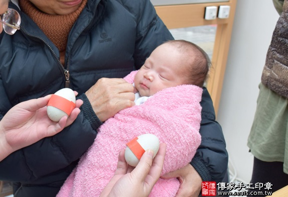 剃胎毛、滿月剃頭、嬰兒剃頭、嬰兒理髮、嬰兒剃髮、嬰兒剃胎毛、嬰兒滿月剃頭、寶寶剃頭、剃胎毛儀式、剃胎毛吉祥話、滿月剃頭儀式、滿月剃頭吉祥話、寶寶剃胎毛、寶寶滿月剃頭理髮、新竹香山區剃胎毛、新竹香山區滿月剃頭、新竹香山區嬰兒剃頭剃胎毛、新竹香山區嬰兒理髮、新竹香山區嬰兒剃髮、林寶寶(新竹香山區嬰兒寶寶滿月剃頭理髮、免費嬰兒剃胎毛儀式吉祥話)。中國風會場，爸媽寶貝免費穿「日中韓」古裝禮服。專業拍照、DVD光碟、證書。★購買「臍帶章、肚臍章、胎毛筆刷印章」贈送：剃頭、收涎、抓周，三選一。2016.01.29 照片4