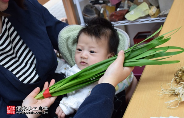 剃胎毛、滿月剃頭、嬰兒剃頭、嬰兒理髮、嬰兒剃髮、嬰兒剃胎毛、嬰兒滿月剃頭、寶寶剃頭、剃胎毛儀式、剃胎毛吉祥話、滿月剃頭儀式、滿月剃頭吉祥話、寶寶剃胎毛、寶寶滿月剃頭理髮、新竹香山區剃胎毛、新竹香山區滿月剃頭、新竹香山區嬰兒剃頭剃胎毛、新竹香山區嬰兒理髮、新竹香山區嬰兒剃髮、彭寶寶(新竹香山區嬰兒寶寶滿月剃頭理髮、免費嬰兒剃胎毛儀式吉祥話)。中國風會場，爸媽寶貝免費穿「日中韓」古裝禮服。專業拍照、DVD光碟、證書。★購買「臍帶章、肚臍章、胎毛筆刷印章」贈送：剃頭、收涎、抓周，三選一。2017.03.19 照片10