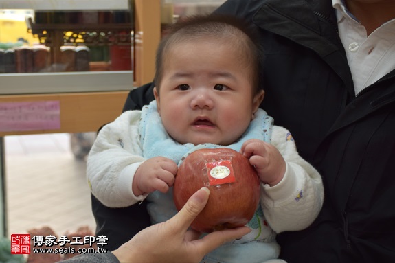 剃胎毛、滿月剃頭、嬰兒剃頭、嬰兒理髮、嬰兒剃髮、嬰兒剃胎毛、嬰兒滿月剃頭、寶寶剃頭、剃胎毛儀式、剃胎毛吉祥話、滿月剃頭儀式、滿月剃頭吉祥話、寶寶剃胎毛、寶寶滿月剃頭理髮、新北永和區剃胎毛、新北永和區滿月剃頭、新北永和區嬰兒剃頭剃胎毛、新北永和區嬰兒理髮、新北永和區嬰兒剃髮、游寶寶(新北永和區嬰兒寶寶滿月剃頭理髮、免費嬰兒剃胎毛儀式吉祥話)。中國風會場，爸媽寶貝免費穿「日中韓」古裝禮服。專業拍照、DVD光碟、證書。★購買「臍帶章、肚臍章、胎毛筆刷印章」贈送：剃頭、收涎、抓周，三選一。2017.04.02 照片15