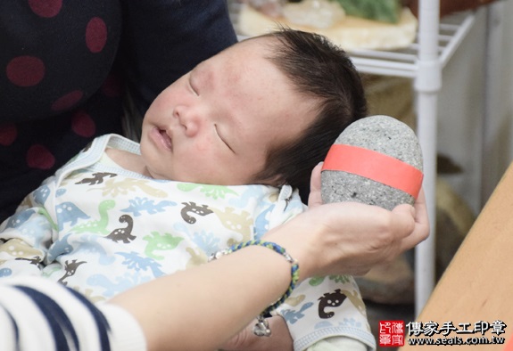 剃胎毛、滿月剃頭、嬰兒剃頭、嬰兒理髮、嬰兒剃髮、嬰兒剃胎毛、嬰兒滿月剃頭、寶寶剃頭、剃胎毛儀式、剃胎毛吉祥話、滿月剃頭儀式、滿月剃頭吉祥話、寶寶剃胎毛、寶寶滿月剃頭理髮、新北永和區剃胎毛、新北永和區滿月剃頭、新北永和區嬰兒剃頭剃胎毛、新北永和區嬰兒理髮、新北永和區嬰兒剃髮、王寶寶(新北永和區嬰兒寶寶滿月剃頭理髮、免費嬰兒剃胎毛儀式吉祥話)。中國風會場，爸媽寶貝免費穿「日中韓」古裝禮服。專業拍照、DVD光碟、證書。★購買「臍帶章、肚臍章、胎毛筆刷印章」贈送：剃頭、收涎、抓周，三選一。2016.03.31  照片5