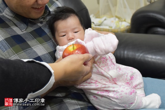 剃胎毛、滿月剃頭、嬰兒剃頭、嬰兒理髮、嬰兒剃髮、嬰兒剃胎毛、嬰兒滿月剃頭、寶寶剃頭、剃胎毛儀式、剃胎毛吉祥話、滿月剃頭儀式、滿月剃頭吉祥話、寶寶剃胎毛、寶寶滿月剃頭理髮、 新竹竹東區剃胎毛、新竹竹東區滿月剃頭、 新竹竹東區嬰兒剃頭剃胎毛、新竹竹東區嬰兒理髮、新竹竹東區嬰兒剃髮、陳寶寶(新竹竹東區到府嬰兒寶寶滿月剃頭理髮、免費到府嬰兒剃胎毛儀式吉祥話)。到府剃頭剃胎毛主持、專業拍照、DVD光碟、證書。★購買「臍帶章、肚臍章、胎毛筆刷印章」贈送：剃頭、收涎、抓周，三選一。2017.03.27  照片8