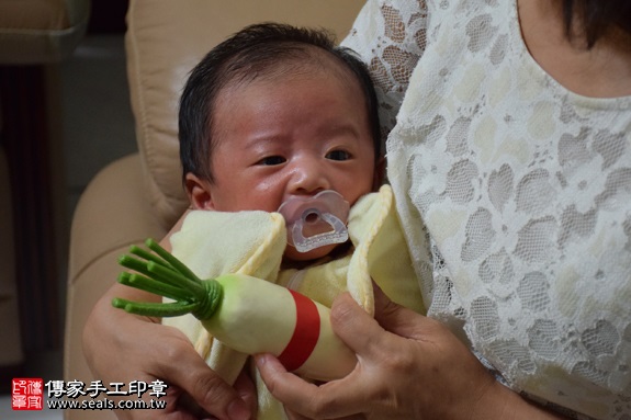 剃胎毛、滿月剃頭、嬰兒剃頭、嬰兒理髮、嬰兒剃髮、嬰兒剃胎毛、嬰兒滿月剃頭、寶寶剃頭、剃胎毛儀式、剃胎毛吉祥話、滿月剃頭儀式、滿月剃頭吉祥話、寶寶剃胎毛、寶寶滿月剃頭理髮、 新竹市東區地區剃胎毛、新竹市東區地區滿月剃頭、新竹市東區地區嬰兒剃頭剃胎毛、新竹市東區地區嬰兒理髮、新竹市嬰兒剃髮、鄭寶寶(新竹市東區到府嬰兒寶寶滿月剃頭理髮、免費到府嬰兒剃胎毛儀式吉祥話)。到府剃頭剃胎毛主持、專業拍照、DVD光碟、證書。★購買「臍帶章、肚臍章、胎毛筆刷印章」贈送：剃頭、收涎、抓周，三選一。2017.09.30照片11