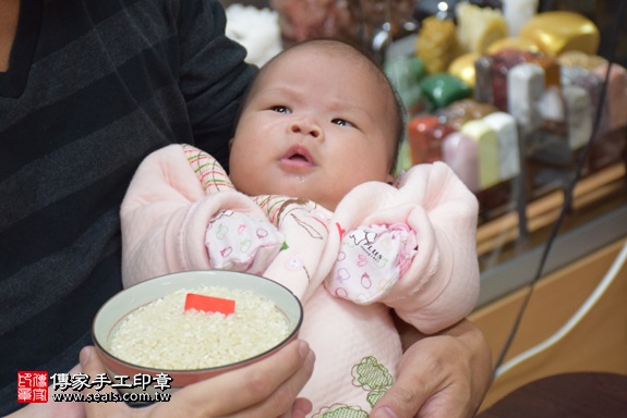 剃胎毛、滿月剃頭、嬰兒剃頭、嬰兒理髮、嬰兒剃髮、嬰兒剃胎毛、嬰兒滿月剃頭、寶寶剃頭、剃胎毛儀式、剃胎毛吉祥話、滿月剃頭儀式、滿月剃頭吉祥話、寶寶剃胎毛、寶寶滿月剃頭理髮、 新北市永和地區剃胎毛、新北市永和地區滿月剃頭、新北市永和地區嬰兒剃頭剃胎毛、新北市永和地區嬰兒理髮、新北市嬰兒剃髮、董寶寶(新北永和區嬰兒寶寶滿月剃頭理髮、免費嬰兒剃胎毛儀式吉祥話)。中國風會場，爸媽寶貝免費穿「日中韓」古裝禮服。專業拍照、DVD光碟、證書。★購買「臍帶章、肚臍章、胎毛筆刷印章」贈送：剃頭、收涎、抓周，三選一。2017.11.18照片6