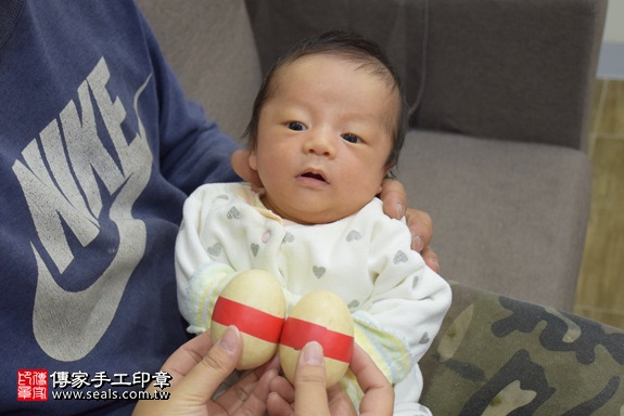 剃胎毛、滿月剃頭、嬰兒剃頭、嬰兒理髮、嬰兒剃髮、嬰兒剃胎毛、嬰兒滿月剃頭、寶寶剃頭、剃胎毛儀式、剃胎毛吉祥話、滿月剃頭儀式、滿月剃頭吉祥話、寶寶剃胎毛、寶寶滿月剃頭理髮、 新北市中和地區剃胎毛、新北市中和地區滿月剃頭、新北市中和地區嬰兒剃頭剃胎毛、新北市中和地區嬰兒理髮新北市嬰兒剃髮、張寶寶(新北中和區到府嬰兒寶寶滿月剃頭理髮、免費到府嬰兒剃胎毛儀式吉祥話)。到府剃頭剃胎毛主持、專業拍照、DVD光碟、證書。★購買「臍帶章、肚臍章、胎毛筆刷印章」贈送：剃頭、收涎、抓周，三選一。2017.12.20照片4