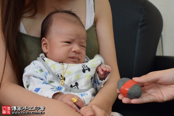 剃胎毛、滿月剃頭、嬰兒剃頭、嬰兒理髮、嬰兒剃髮、嬰兒剃胎毛、嬰兒滿月剃頭、寶寶剃頭、剃胎毛儀式、剃胎毛吉祥話、滿月剃頭儀式、滿月剃頭吉祥話、寶寶剃胎毛、寶寶滿月剃頭理髮、 台中西屯區剃胎毛、台中西屯區滿月剃頭、 台中西屯區嬰兒剃頭剃胎毛、台中西屯區嬰兒理髮、台中西屯區嬰兒剃髮、葉寶寶(台中西屯區到府嬰兒寶寶滿月剃頭理髮、免費到府嬰兒剃胎毛儀式吉祥話)。到府剃頭剃胎毛主持、專業拍照、DVD光碟、證書。★購買「臍帶章、肚臍章、胎毛筆刷印章」贈送：剃頭、收涎、抓周，三選一。2016.11.08  照片5