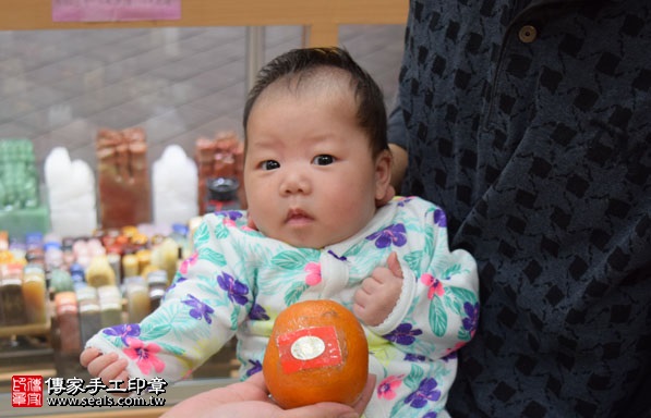 剃胎毛、滿月剃頭、嬰兒剃頭、嬰兒理髮、嬰兒剃髮、嬰兒剃胎毛、嬰兒滿月剃頭、寶寶剃頭、剃胎毛儀式、剃胎毛吉祥話、滿月剃頭儀式、滿月剃頭吉祥話、寶寶剃胎毛、寶寶滿月剃頭理髮、新北永和區剃胎毛、新北永和區滿月剃頭、新北永和區嬰兒剃頭剃胎毛、新北永和區嬰兒理髮、新北永和區嬰兒剃髮、李寶寶(新北永和區嬰兒寶寶滿月剃頭理髮、免費嬰兒剃胎毛儀式吉祥話)。中國風會場，爸媽寶貝免費穿「日中韓」古裝禮服。專業拍照、DVD光碟、證書。★購買「臍帶章、肚臍章、胎毛筆刷印章」贈送：剃頭、收涎、抓周，三選一。2016.12.03 照片9