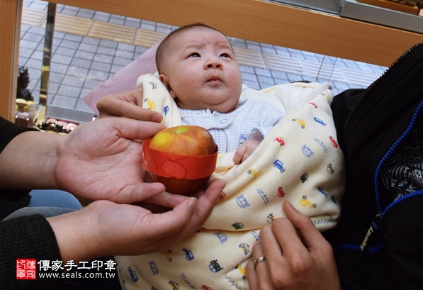 剃胎毛、滿月剃頭、嬰兒剃頭、嬰兒理髮、嬰兒剃髮、嬰兒剃胎毛、嬰兒滿月剃頭、寶寶剃頭、剃胎毛儀式、剃胎毛吉祥話、滿月剃頭儀式、滿月剃頭吉祥話、寶寶剃胎毛、寶寶滿月剃頭理髮、新竹香山區剃胎毛、新竹香山區滿月剃頭、新竹香山區嬰兒剃頭剃胎毛、新竹香山區嬰兒理髮、新竹香山區嬰兒剃髮、陳寶寶(新竹香山區嬰兒寶寶滿月剃頭理髮、免費嬰兒剃胎毛儀式吉祥話)。中國風會場，爸媽寶貝免費穿「日中韓」古裝禮服。專業拍照、DVD光碟、證書。★購買「臍帶章、肚臍章、胎毛筆刷印章」贈送：剃頭、收涎、抓周，三選一。2016.03.26  照片9